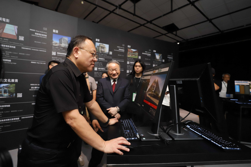 文化部長史哲（左）參觀2023臺灣文博會空總展區「打開空總 X AI多重未來」，展覽運用AI演算，結合科技藝術，生成空總未來可能的樣貌與影像，啟發觀者的想像。(圖／2023臺灣文博會提供）